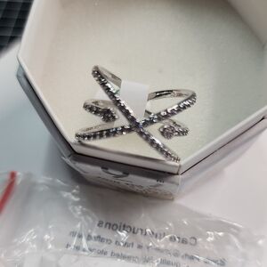 Bomb Party Ring Size 8 Elegant Silver Criss-Cross Ring